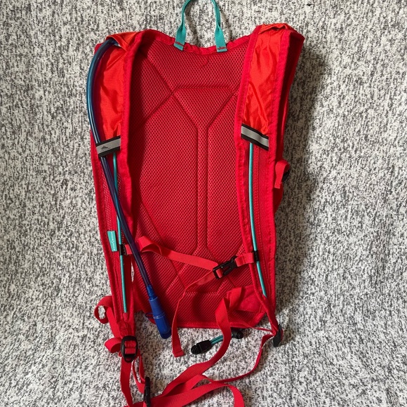 High Sierra HydraHike 2L Hydration Backpack, Lightweight - Picture 2 of 5